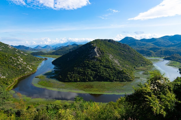 Grüne Pyramide, ein Berg am Crnojevich River oder Black River, nahe dem Ufer des Skadar-Sees. Montenegro