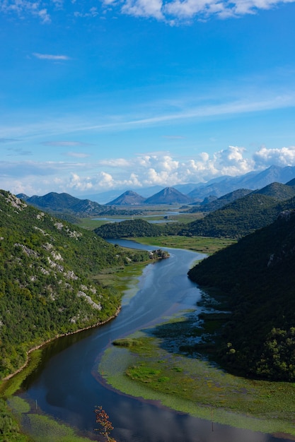 Grüne Pyramide, ein Berg am Crnojevich River oder Black River, nahe dem Ufer des Skadar-Sees. Montenegro