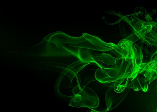 Grüne Rauchzusammenfassung auf schwarzem backgroud, Dunkelheitskonzept