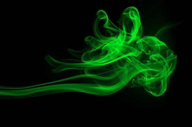 Grüne Rauchzusammenfassung auf schwarzem Hintergrund, Dunkelheitskonzept