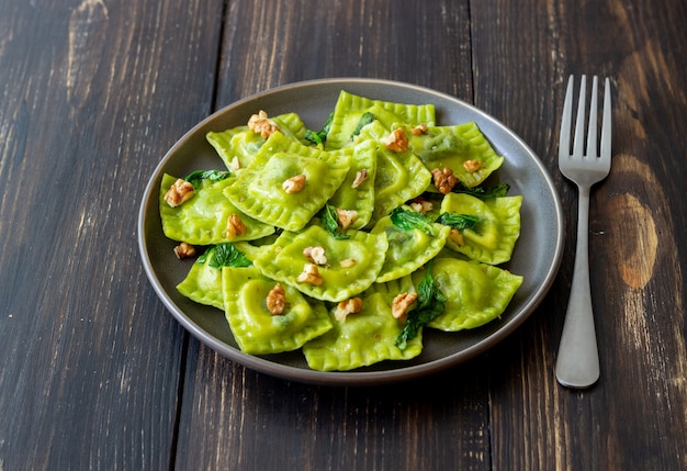 Grüne Ravioli mit Ricotta, Spinat und Nüssen. Gesundes Essen. Vegetarisches Essen. Italienische Küche.