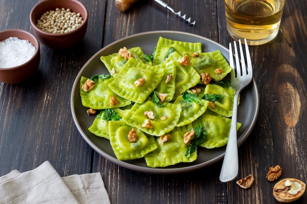 Grüne Ravioli mit Ricotta, Spinat und Nüssen. Gesundes Essen. Vegetarisches Essen. Italienische Küche.