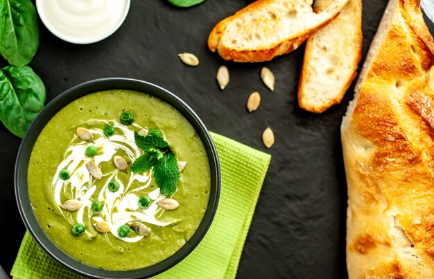 Grüne Sahnesuppe aus Spinat und Brokkoli. Beton- oder Schieferhintergrund. Das Konzept einer gesunden Ernährung und Ernährung.