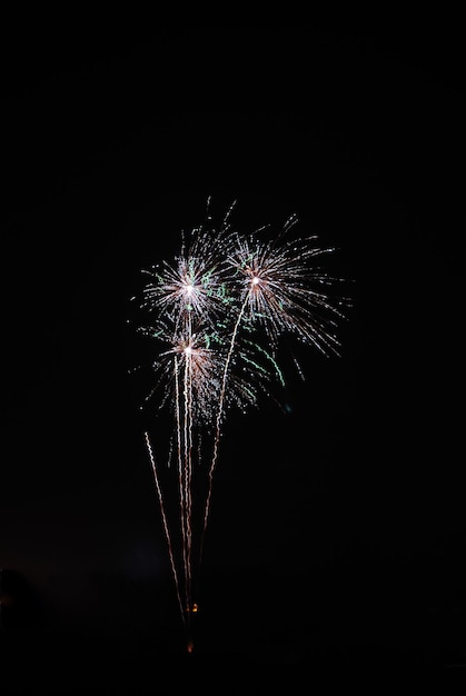 Grüne Silberexplosion bei einem Feuerwerk in der Silvesternacht