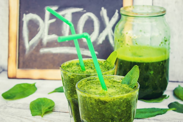 Grüne Smoothies mit Gemüse und Früchten. Detox Day. Abnehmen und Ausscheiden von Schlacke. Gesundes Essen. Selektiver Fokus