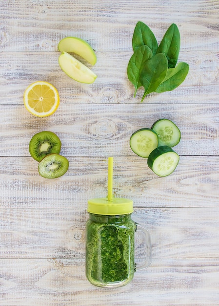 Grüne Smoothies mit Gemüse und Früchten. Detox Day.