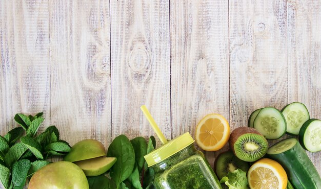 Grüne Smoothies mit Gemüse und Früchten. Detox Day.