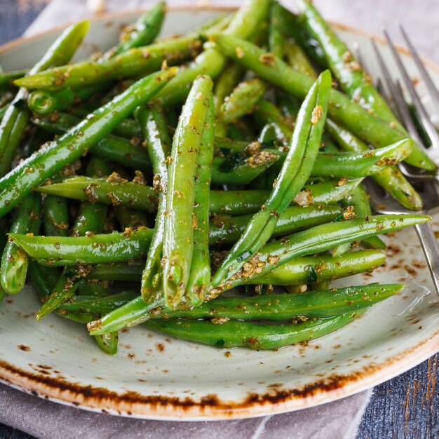 Grüne Sommersalatbohnen mit Pesto.