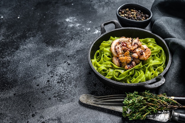 Grüne Spinat-Fettuccine-Nudeln mit Käse und Meeresfrüchten