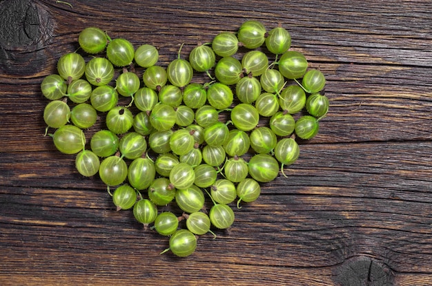 Grüne Stachelbeeren in Form des Herzens