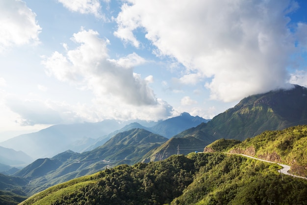 Grüne steile Berge in Vietnam