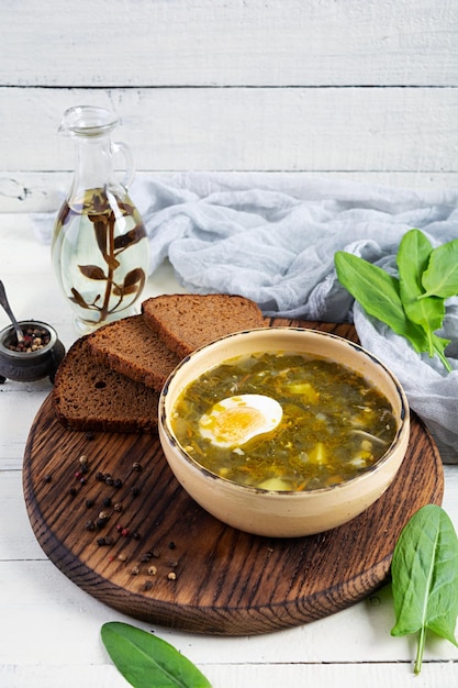 Grüne Suppe mit Sauerampferfleisch und Ei Traditioneller Sauerampfer-Borschtsch