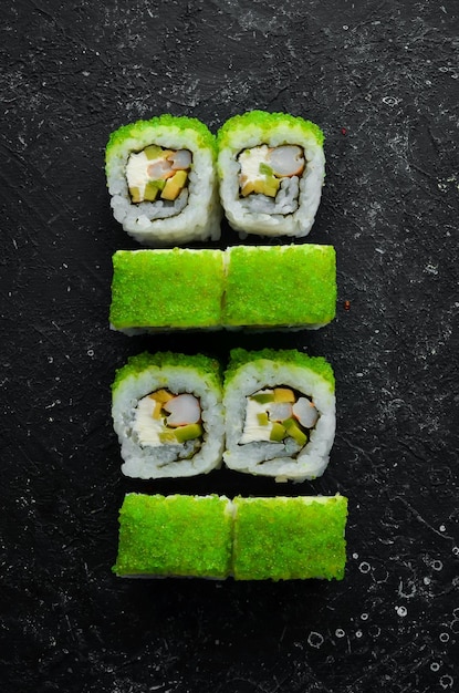 Grüne Sushi-Rollen mit grünem Tobiko-Kaviar und Garnelen Traditionelle japanische Küche Draufsicht