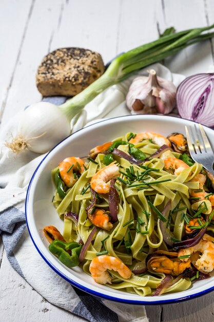 Grüne Tagliatelle mit Meeresfrüchten. Muscheln; Garnelen