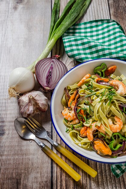 Grüne Tagliatelle mit Meeresfrüchten. Muscheln; Garnelen