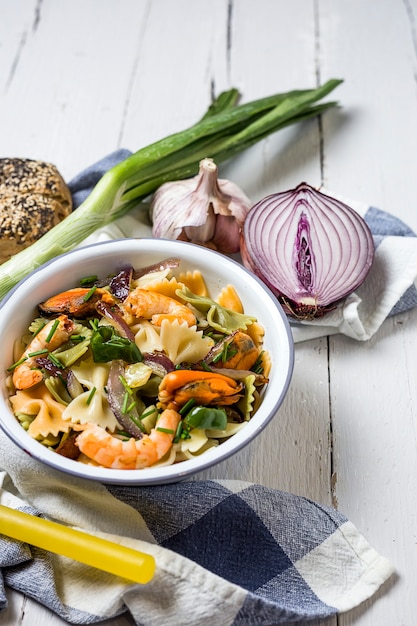 Grüne Tagliatelle mit Meeresfrüchten. Muscheln; Garnelen