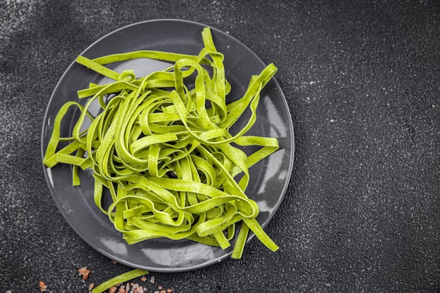 Grüne Tagliatelle, rohe Nudeln, Basilikum, zweiter Gang, Gemüsenahrung, gesunde Mahlzeit, Snack