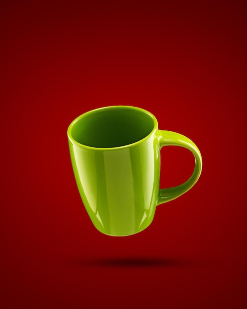 Grüne Tasse auf rotem Grund mit Vignette