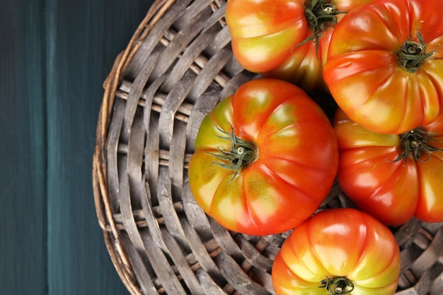 Grüne Tomaten auf dem Tisch aus nächster Nähe