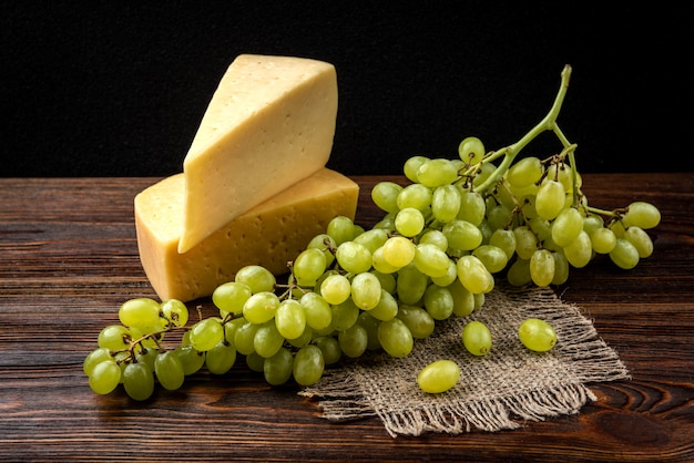 Grüne Trauben mit Käse auf dem Tisch