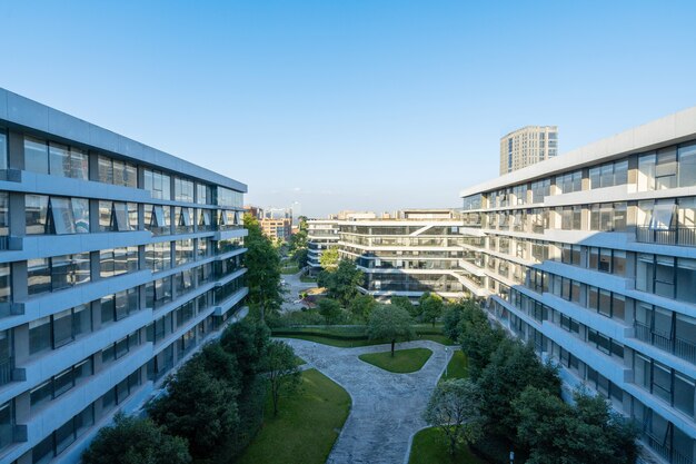 Grüne Umgebung von Bürogebäuden im Wissenschafts- und Technologiepark, Chongqing, China