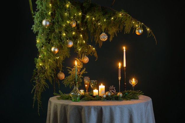 Grüne und goldene Weihnachtsdekoration auf dem Tisch auf dunklem Hintergrund