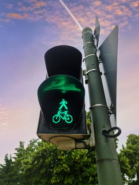 Grüne und rote Ampeln für Fußgänger und Fahrräder