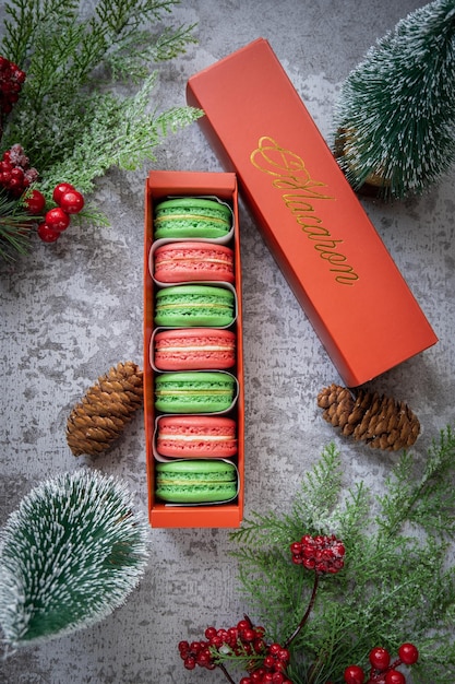 Grüne und rote Macaron zu Weihnachten