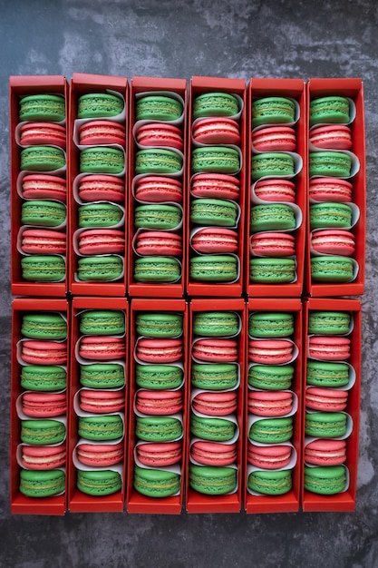 Grüne und rote Macarons im Karton