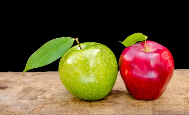 Grüne und rote Äpfel auf Holztisch