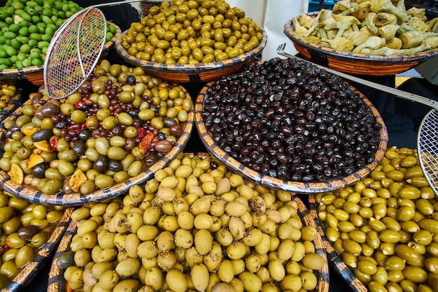 Grüne und schwarze Oliven auf dem orientalischen Markt