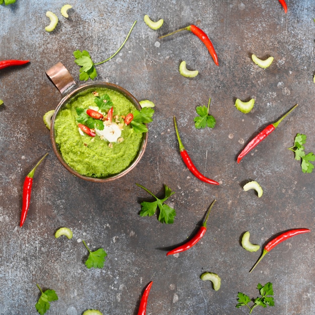 Grüne vegetarische Suppe in der kupfernen Schale