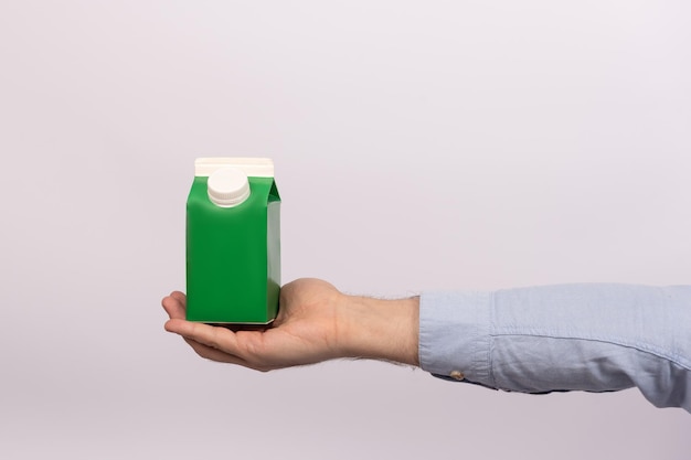 Grüne Verpackung ohne Aufschrift Papierbehälter für Milchjoghurt oder Saft mock up