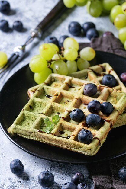 Grüne Waffeln mit Trauben