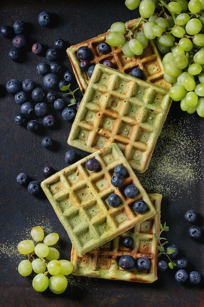 Grüne Waffeln mit Trauben