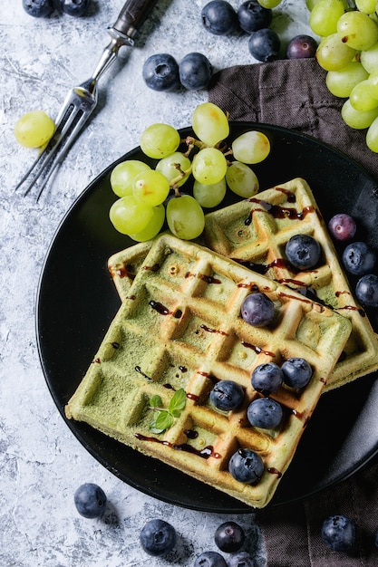 Grüne Waffeln mit Trauben