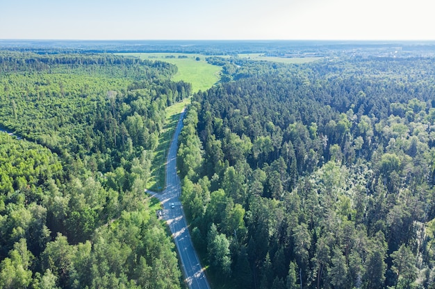 Grüne Waldluftdrohnenansicht. Straße im Wald von oben.