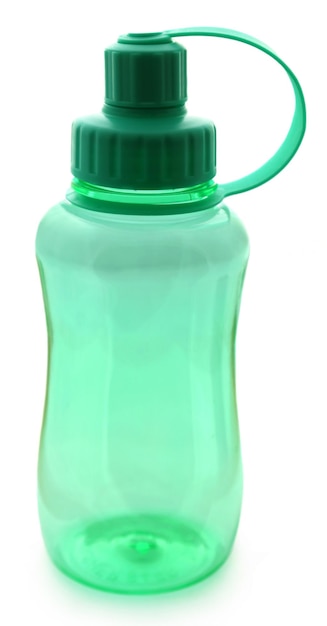 Grüne Wasserflasche auf weißem Hintergrund