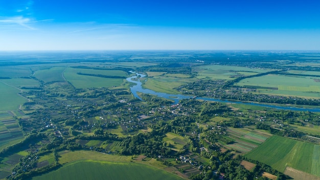 Foto grüne wiese und blauer himmel