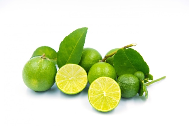 grüne Zitronen auf weißem Hintergrund