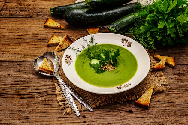 Grüne Zucchini-Cremesuppe.