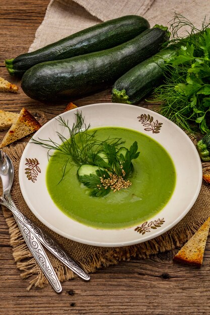 Grüne Zucchini-Cremesuppe.