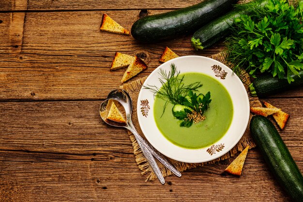 Grüne Zucchini-Cremesuppe.