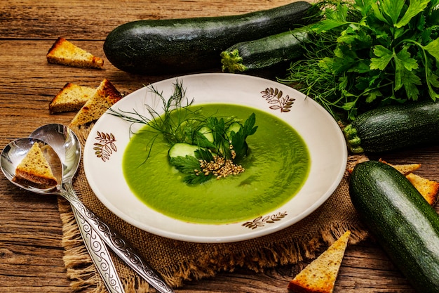 Grüne Zucchini-Cremesuppe.