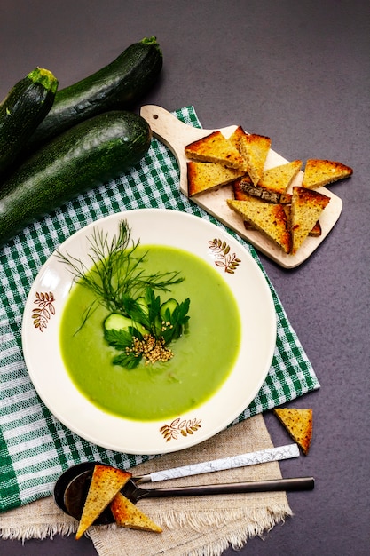 Grüne Zucchini-Cremesuppe.