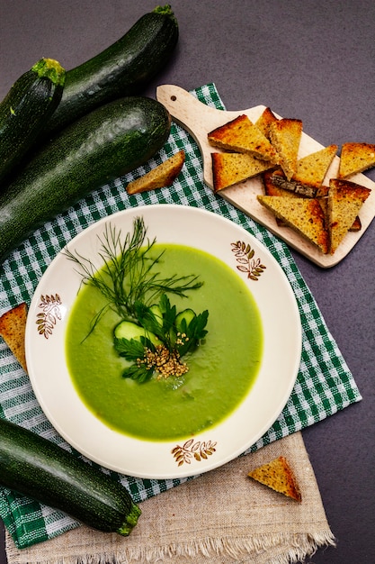 Grüne Zucchini-Cremesuppe.