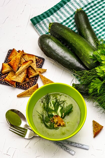 Grüne Zucchini-Cremesuppe.