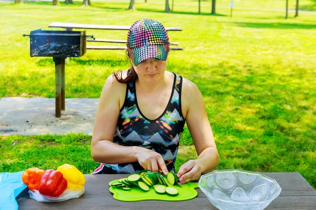 Grüne Zucchini in Scheiben geschnitten und ganz mit Messer auf Holzschneidebrett