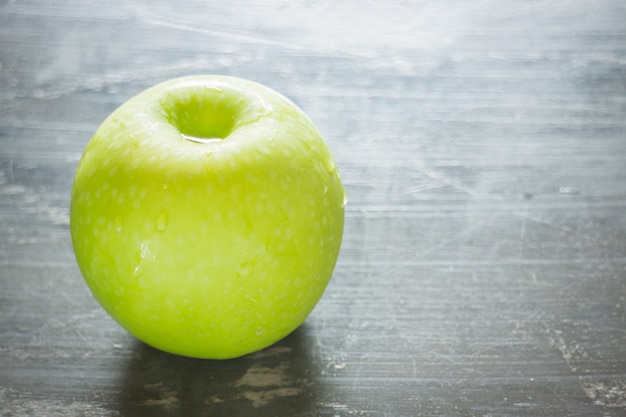 Grüner Apfel auf dem Tisch