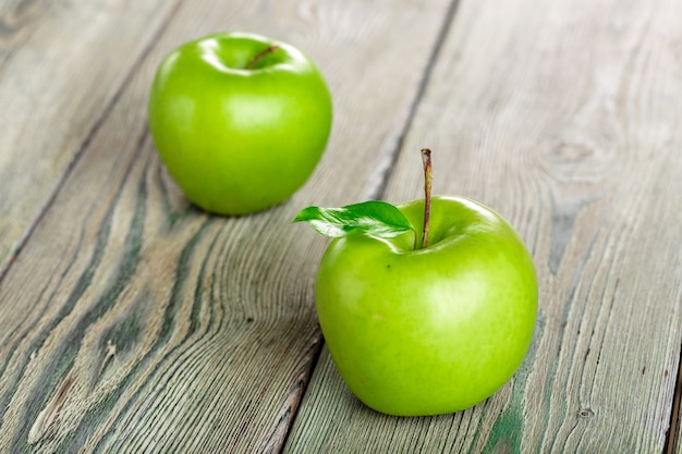 grüner Apfel auf hölzernen Hintergrund